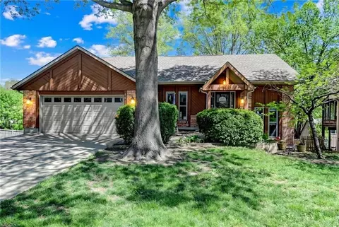 6513 Cottonwood Dr, Shawnee, KS 66216