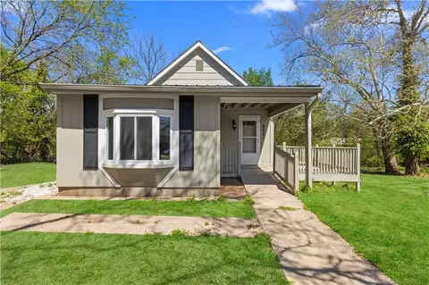 809 Seneca St, Leavenworth, KS 66048