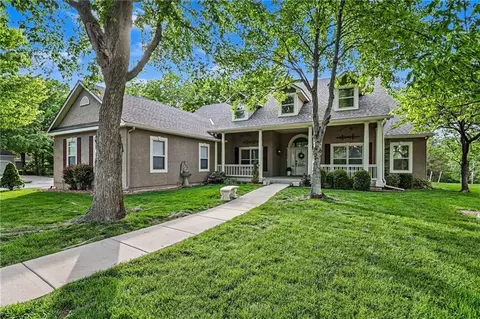 9708 Walnut Woods Dr, Kansas City, MO 64139