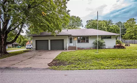 601 S Mulberry St, Louisburg, KS 66053