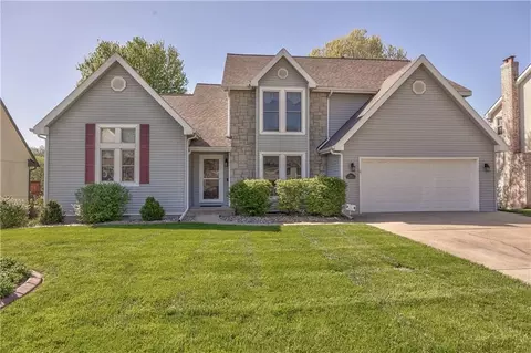 168 Canyon View Dr, Lansing, KS 66043