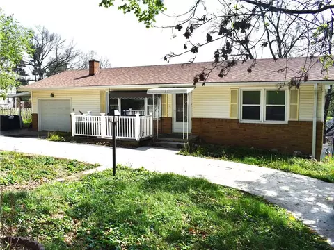 5405 Leona St, Saint Joseph, MO 64504