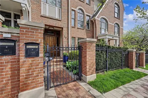 202 W 50th St, Kansas City, MO 64112