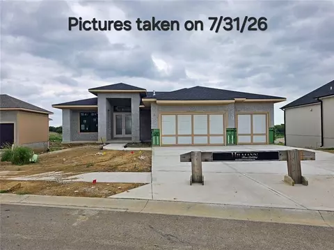 11283 S Sunray Dr, Olathe, KS 66061