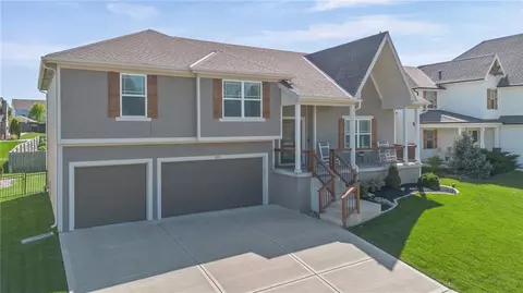 1213 SW Arborway Dr, Lees Summit, MO 64082