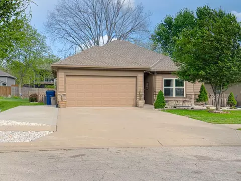 1111 SE Oak Ridge Dr, Oak Grove, MO 64075