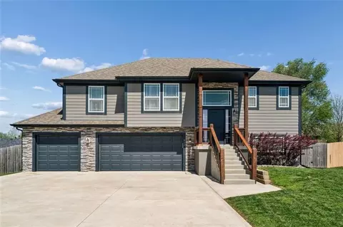 912 N Hickory Dr, Tonganoxie, KS 66086
