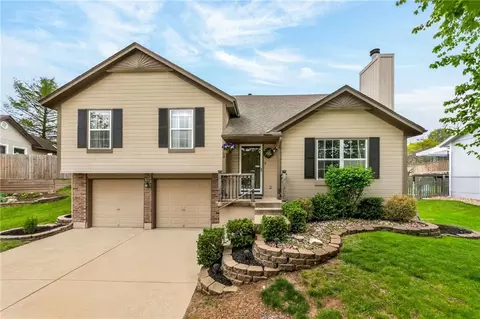 1704 NE Stonewood Dr, Lees Summit, MO 64086