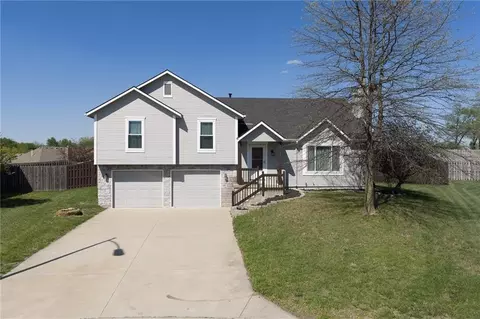 15506 Iron Creek Ct, Basehor, KS 66007