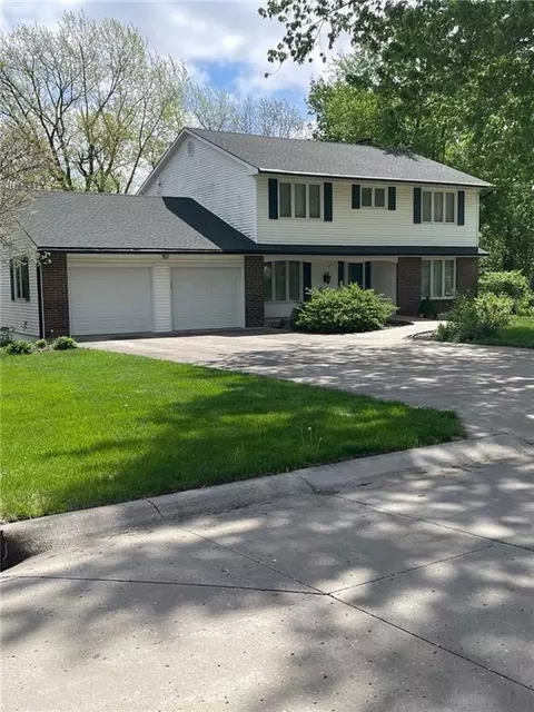 1247 Parkdale Rd, Maryville, MO 64468