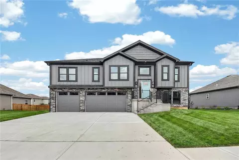 806 W Shawhan Pkwy, Lone Jack, MO 64086