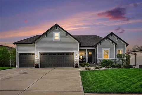 603 Rock Bridge Ct, Smithville, MO 64089