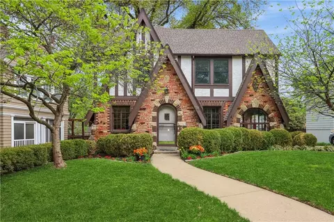 18 E 68th St, Kansas City, MO 64113