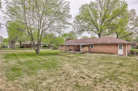 Exterior - 808 N Apache Dr, Independence, MO 64056 photo 4 of 6