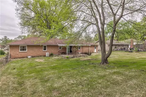 Exterior - 808 N Apache Dr, Independence, MO 64056 photo 5 of 6