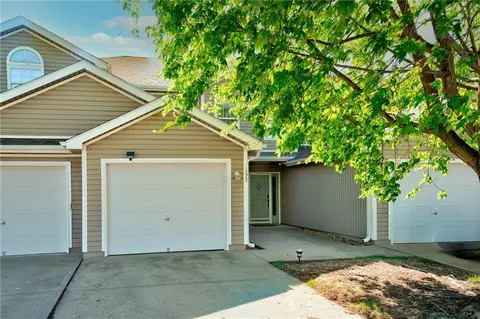 1633 SW Highland Dr, Lees Summit, MO 64081
