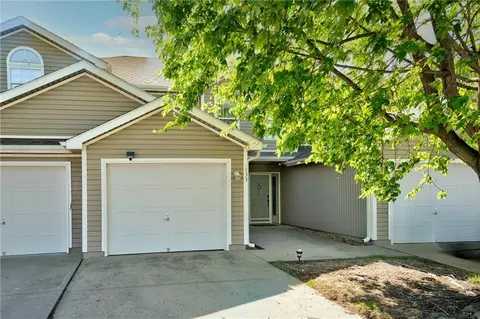 1633 SW Highland Dr, Lees Summit, MO 64081