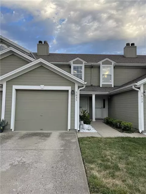 5636 NW Sunrise Meadow Cir, Lees Summit, MO 64064