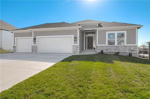 1015 Poplar Ln, Liberty, MO 64068