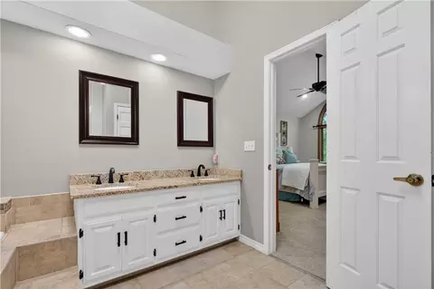 Bath - 1301 Bitner Dr, Pittsburg, KS 66762 photo 3 of 6