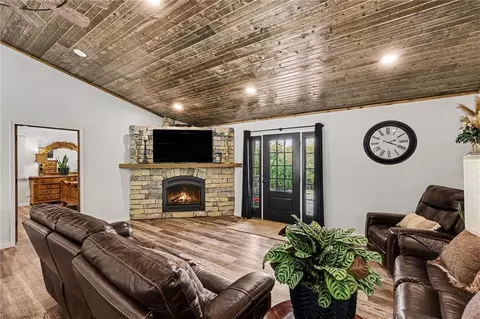 Living - 16 S Lakeview Rd, Mapleton, KS 66754 photo 4 of 4
