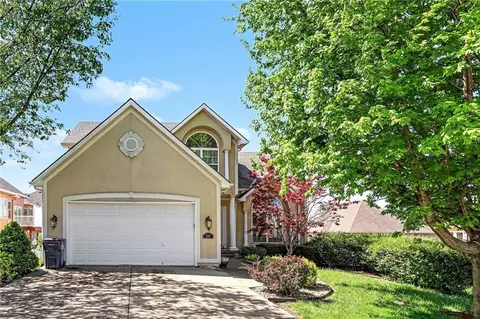 2107 NE Colonnade Ave, Blue Springs, MO 64014