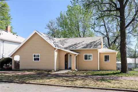 811 Dakota St, Leavenworth, KS 66048
