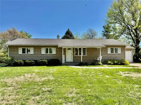 1231 Crestview Dr, Maryville, MO 64468