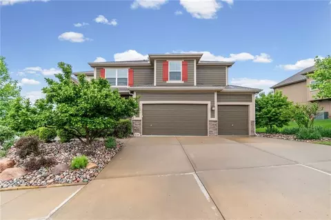 5898 S National Dr, Parkville, MO 64152