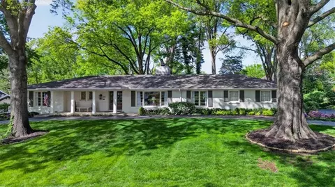 2910 W 66th Ter, Mission Hills, KS 66208