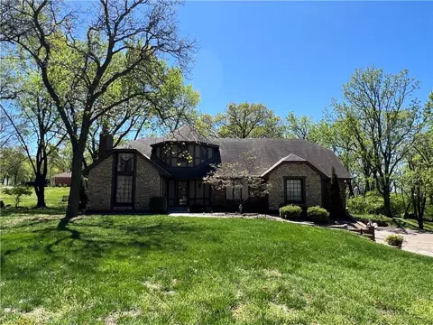 5611 NW Oak Ridge Ct, Platte Woods, MO 64151