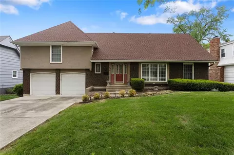 10 W Bridlespur Dr, Kansas City, MO 64114