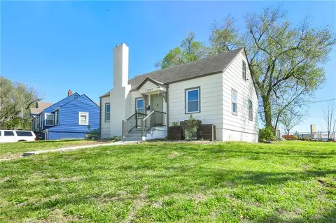 11201 E 40th St, Independence, MO 64052