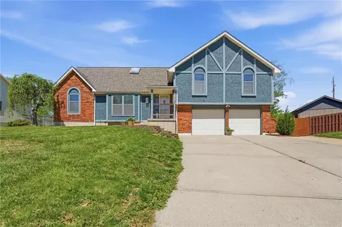 211 NE Hearnes Ave, Blue Springs, MO 64014