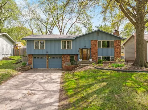 2913 Chisholm Dr, Lawrence, KS 66047
