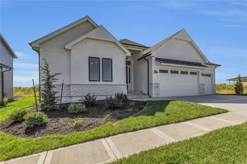 9282 Pickering St, Lenexa, KS 66227