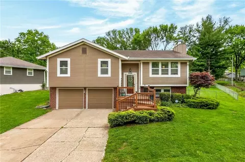 525 NE Noeleen Ln, Lees Summit, MO 64086