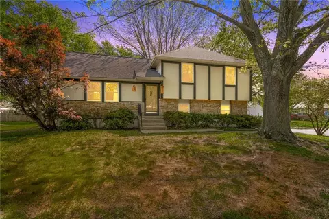 615 SE Westwind Dr, Lees Summit, MO 64063