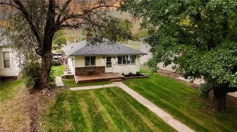 2911 Faraon St, Saint Joseph, MO 64501