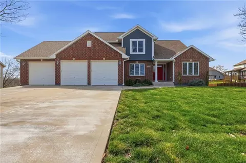 2905 SW Shrout Creek Dr, Blue Springs, MO 64015