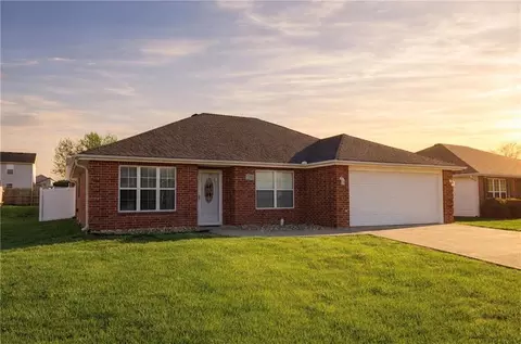 1718 Sunset Dr, Warrensburg, MO 64093