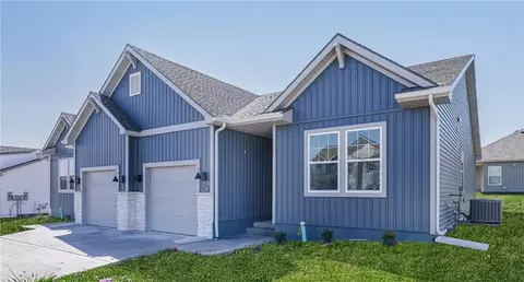 12405 S Acacia Dr, Lees Summit, MO 64086