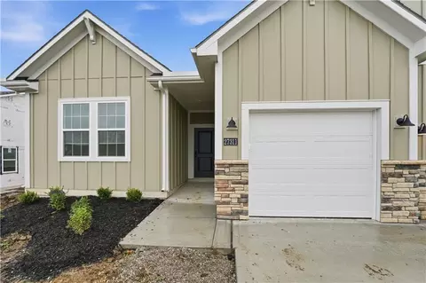 12405 S Acacia Dr, Lees Summit, MO 64086