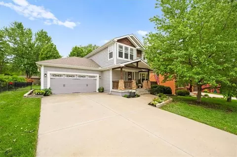 325 Creekwood Dr, Liberty, MO 64068