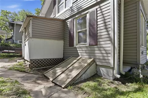 Exterior - 8841 E Winner Rd, Independence, MO 64053 photo 6 of 7