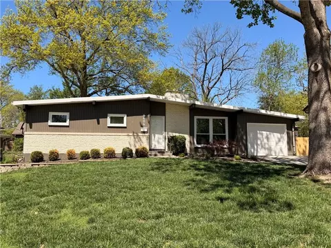 8404 Shawnee Ln, Overland Park, KS 66212
