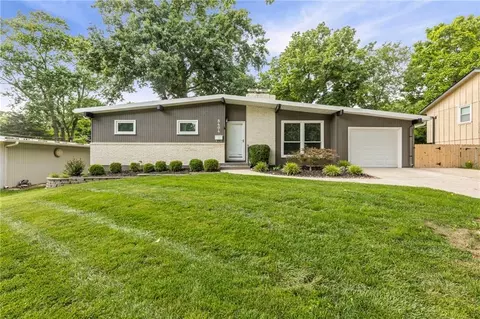 8404 Shawnee Ln, Overland Park, KS 66212