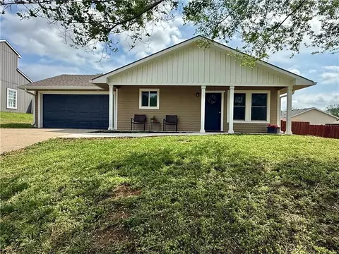 1622 Lindenwood Ln, Lawrence, KS 66044