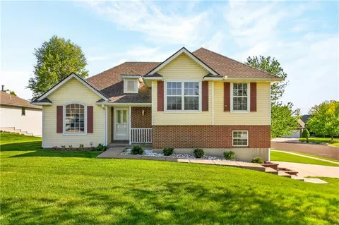 103 Somerset Dr, Gower, MO 64454