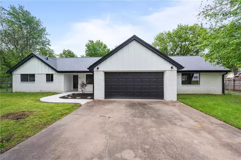 1120 30th Dr, Parsons, KS 67357